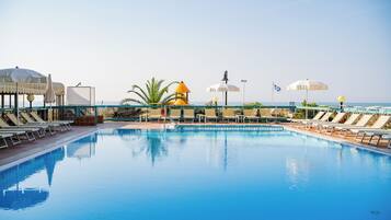 Una piscina al aire libre de temporada