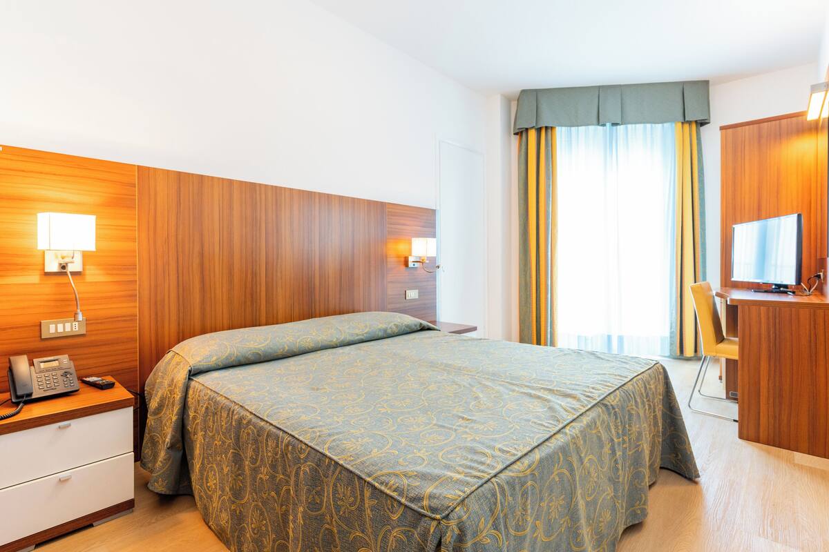 Habitación doble | Escritorio, cunas (de pago), ropa de cama