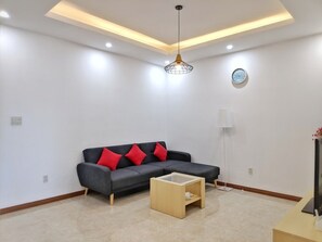 Appartement, 2 chambres | Aire de séjour | Téléviseur à écran plat de 23 po avec télévision par câble, téléviseur