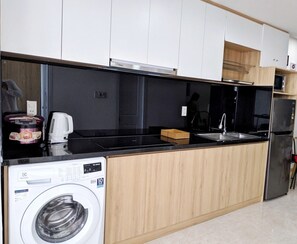 Kühlschrank, Mikrowelle, Kochgeschirr/Geschirr/Besteck