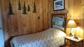 3 bedrooms, iron/ironing board, free WiFi, bed sheets - RUSTIC COUNTRY COTTAGE With SWIMMING POOL (Warrensburg)