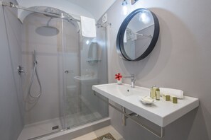 Appartement, 2 chambres | Salle de bain | Douche, douche à « effet pluie », sèche-cheveux, bidet
