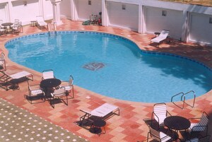 Una piscina al aire libre de temporada