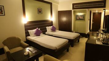 Room | Living room | 32-inch LCD TV with cable channels, TV