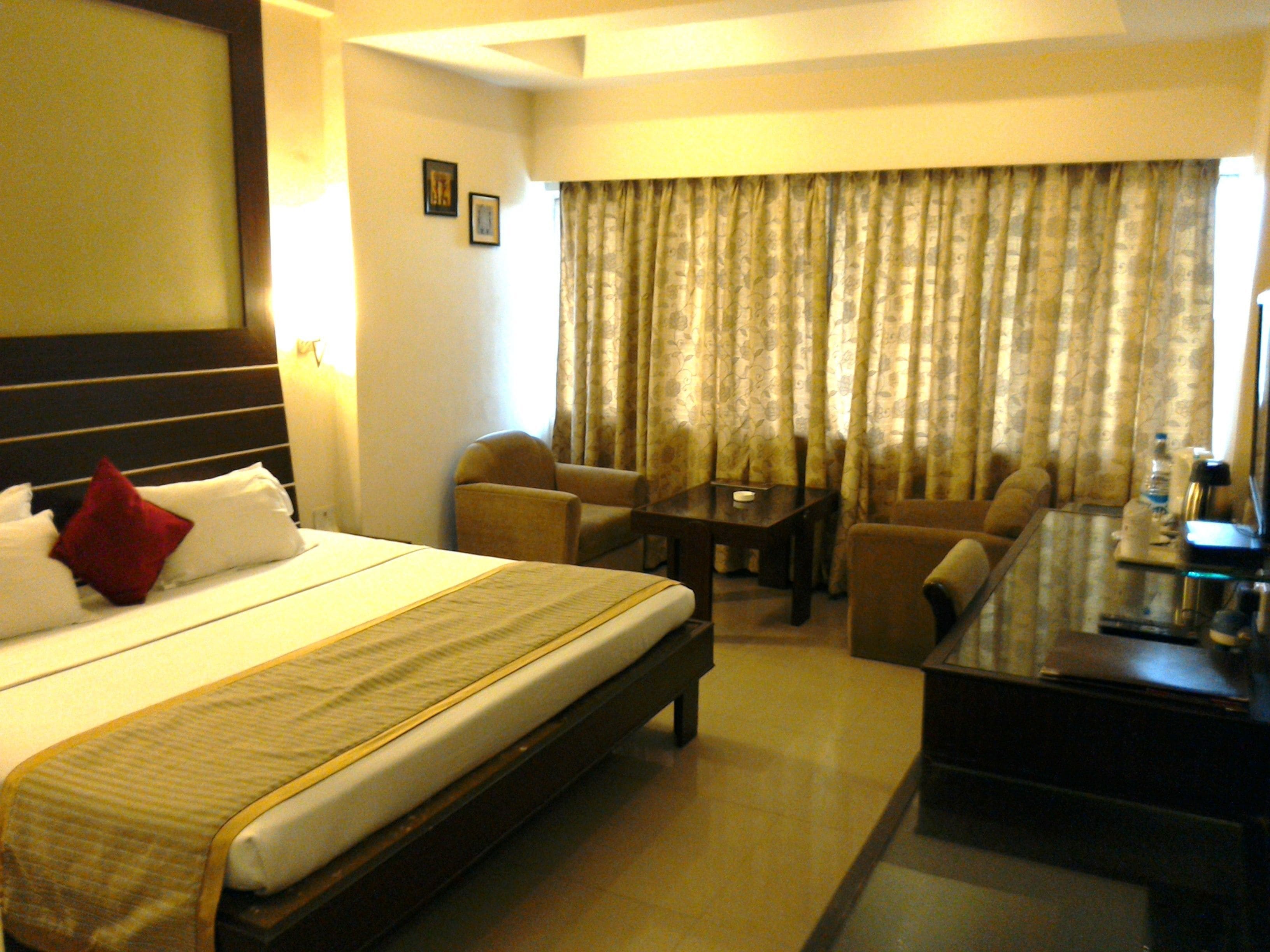 32-inch LCD TV with cable channels, TV