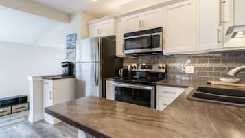 Jääkaappi, mikroaaltouuni, uuni, liesi