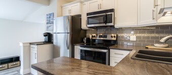 Modern Suite - Walk to downtown Charlottetown - Private entry and parking