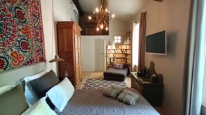 A bedroom with a bed, a bookshelf, a desk, and a chandelier. - Le Complot - Maison Privée à Avignon (Avignon)