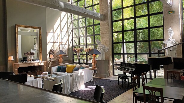 A spacious living room with a grand piano, large windows, and a fireplace. - Le Complot - Maison Privée à Avignon (Avignon)