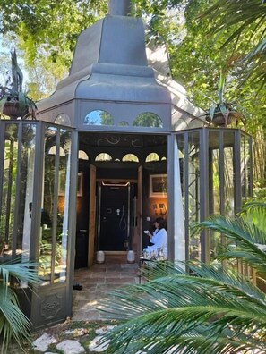 A gazebo with a glass enclosure, a door, and a person inside. - Le Complot - Maison Privée à Avignon (Avignon)