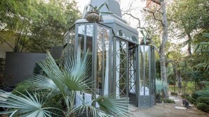 A glass-enclosed structure with a dome roof, surrounded by tropical plants and trees. - Le Complot - Maison Privée à Avignon (Avignon)
