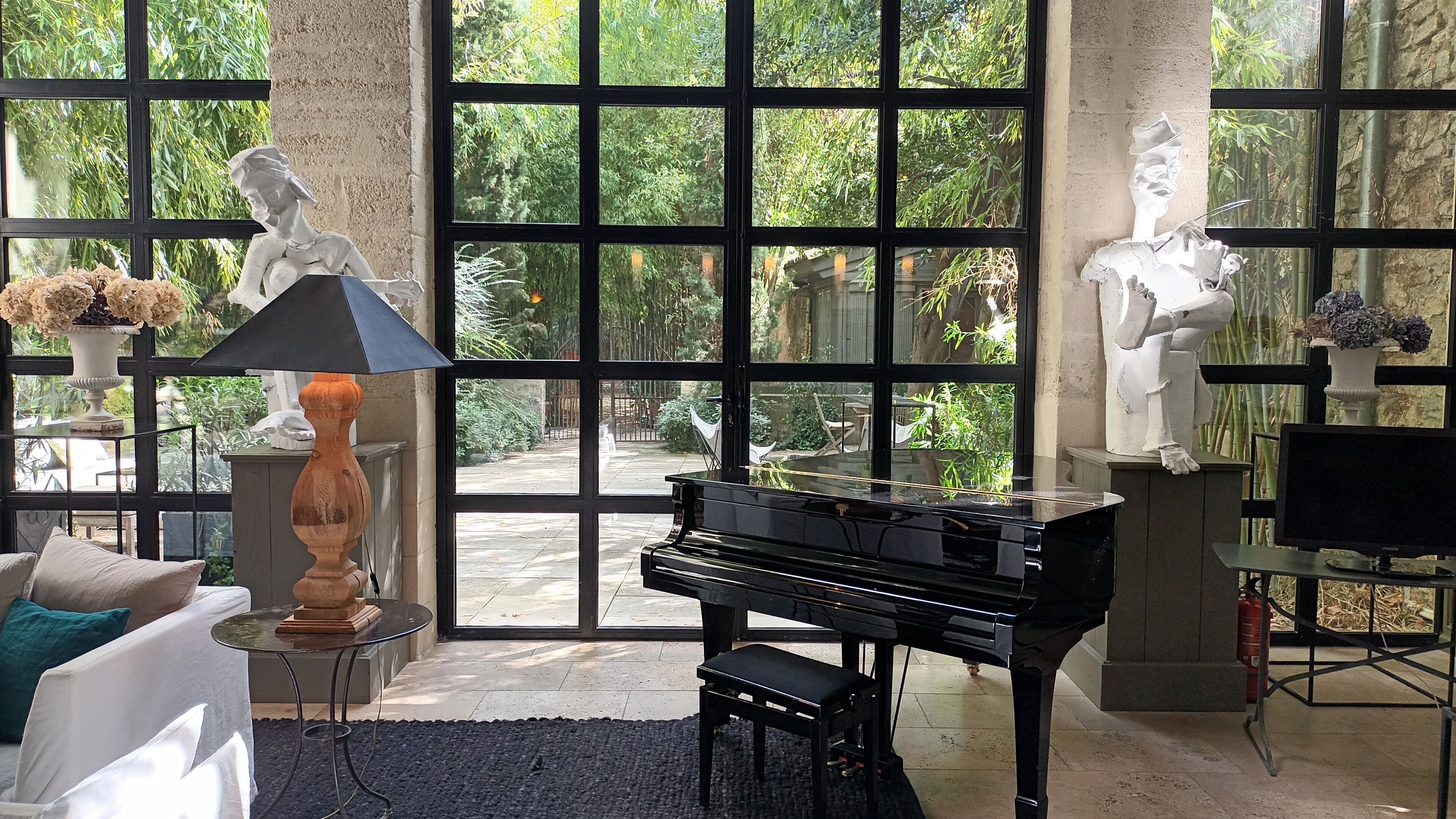 Casa urbana | Área de sala de estar | Televisión de pantalla plana de 26 pulgadas con canales vía satélite 