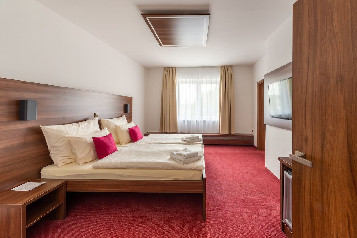 Deluxe Triple Room | Peralatan tempat tidur premium, bar mini, peti besi dalam bilik 