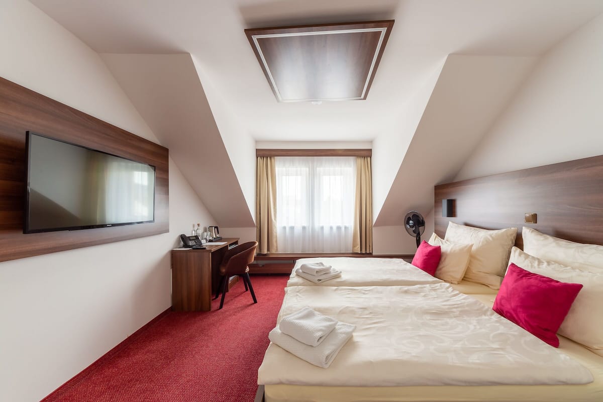 Superior Double Room | Peralatan tempat tidur premium, bar mini, peti besi dalam bilik 