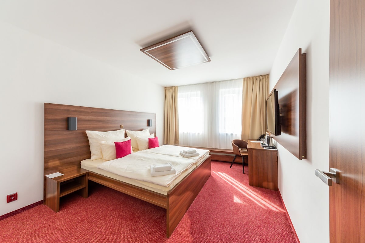 Deluxe Quadruple Room | Peralatan tempat tidur premium, bar mini, peti besi dalam bilik 