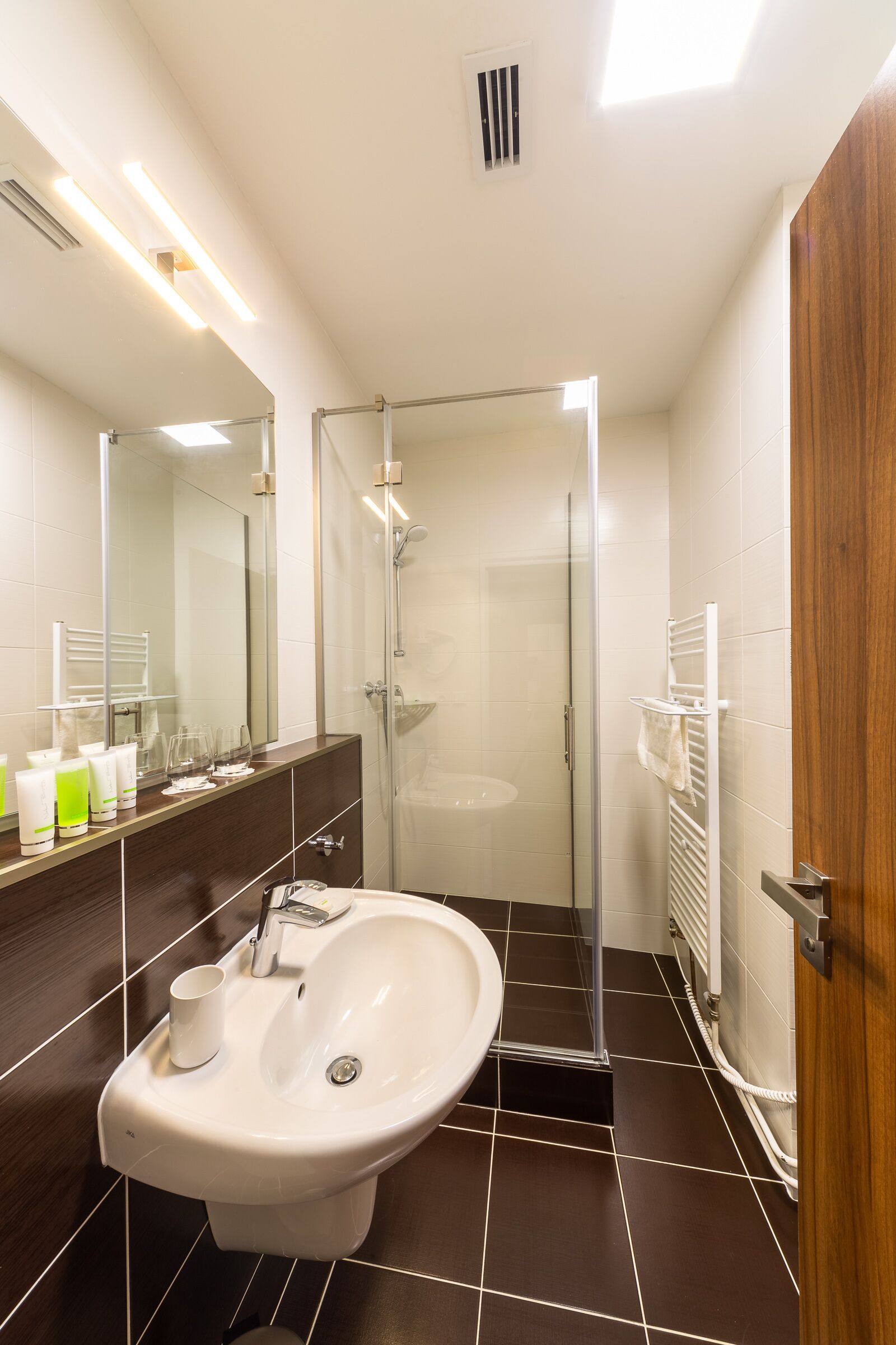 standard double room | bathroom | free toiletries, hair dryer, slippers, towels