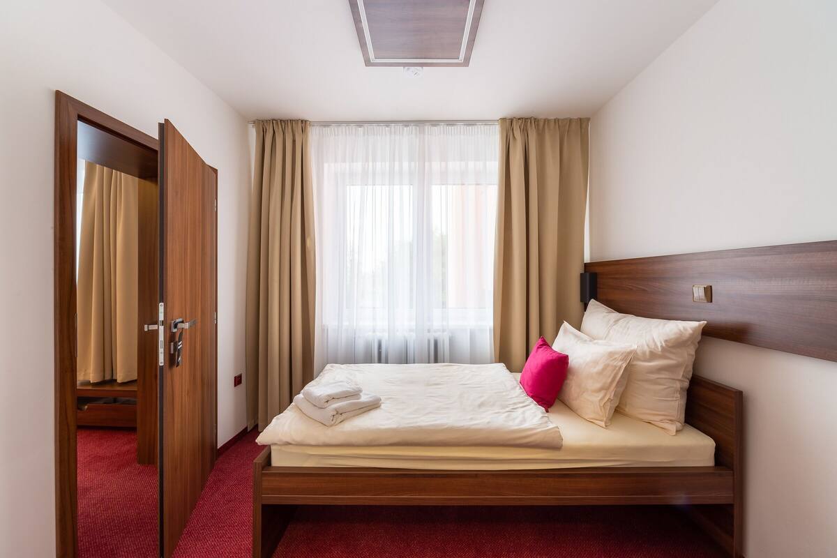 Peralatan tempat tidur premium, bar mini, peti besi dalam bilik 