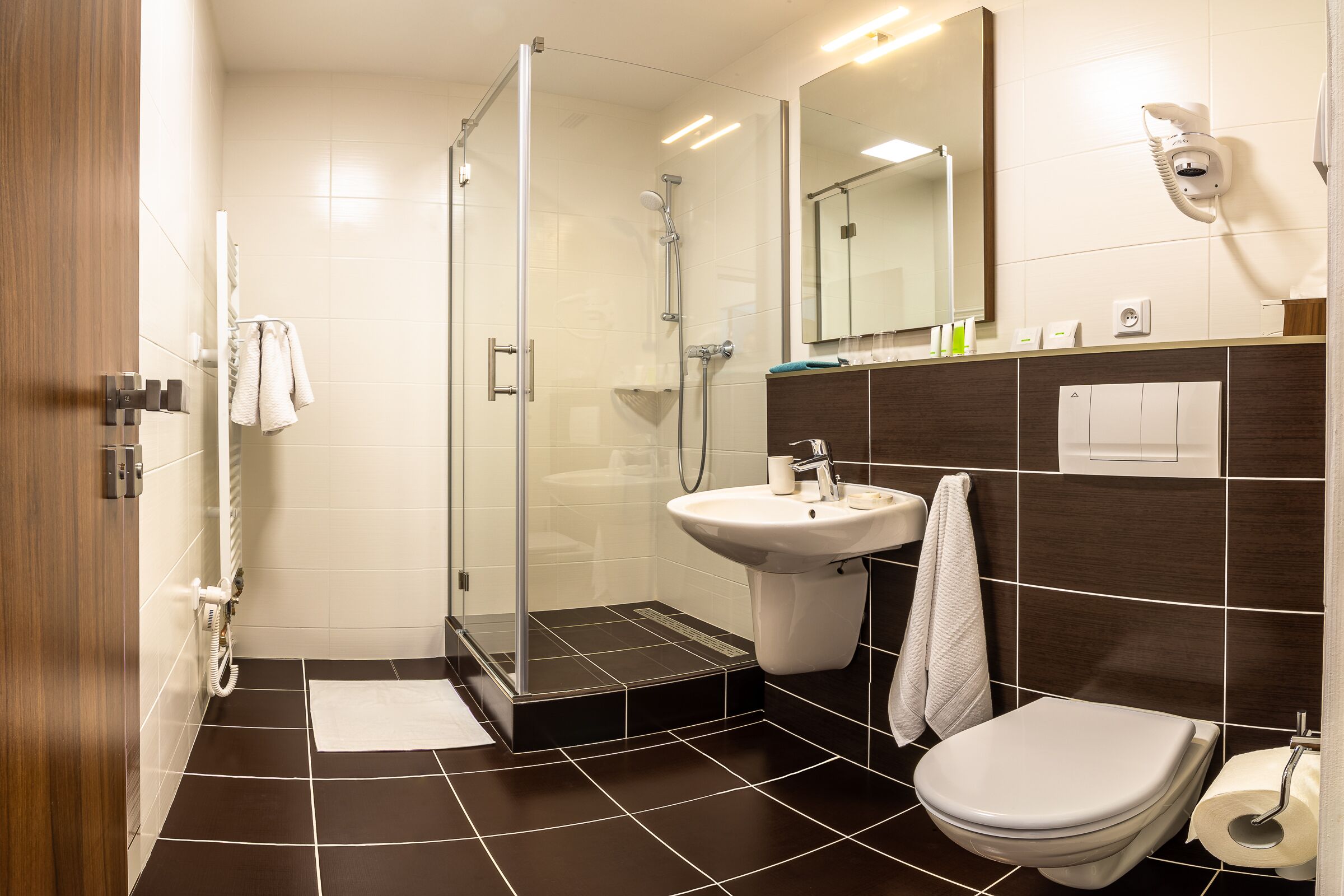 deluxe double room | bathroom | free toiletries, hair dryer, slippers, towels