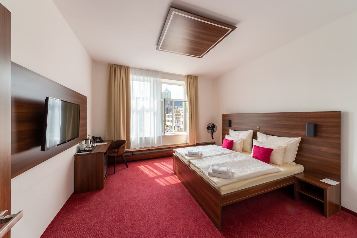 Peralatan tempat tidur premium, bar mini, peti besi dalam bilik 
