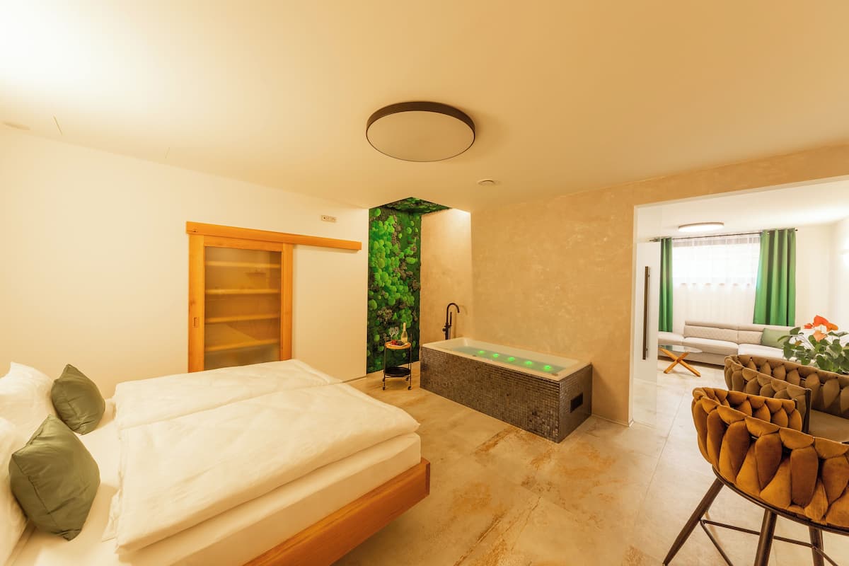 Deluxe Apartment | Peralatan tempat tidur premium, bar mini, peti besi dalam bilik 