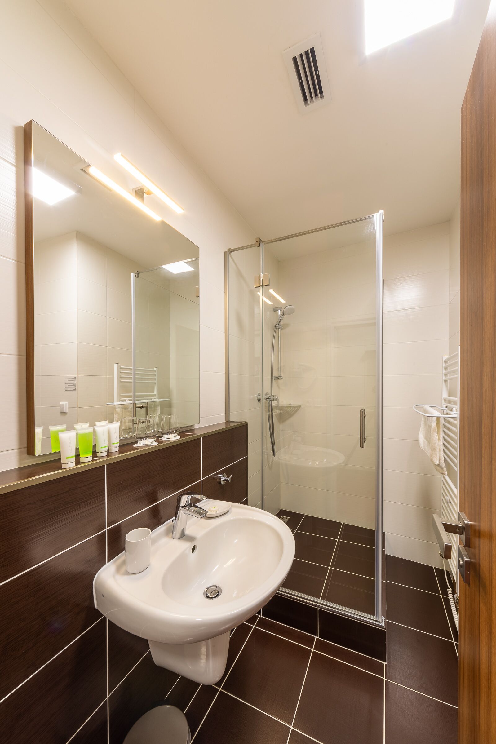 superior double room | bathroom | free toiletries, hair dryer, slippers, towels
