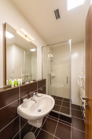 Superior Double Room | Bathroom - Bohemia Inn Hotel (Turnov)