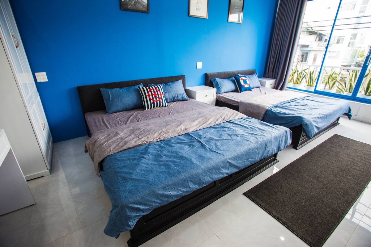 Chambre quadruple Ville | Minibar, bureau, espace de travail pour ordinateurs portables