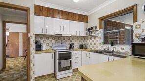 Jääkaappi, mikroaaltouuni, uuni, liesi