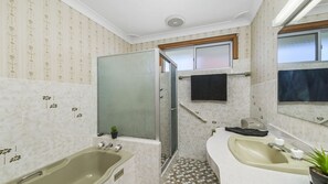 Shower - Retro @ Riverview - 4 Riverview Place North Haven (NORTH HAVEN)