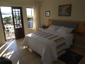 مكتب ومساحة عمل للكمبيوتر المحمول ومكواة/لوح كي وواي فاي مجانًا