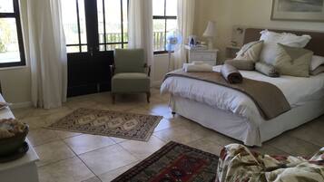 Deluxe Room, 1 Katil Ratu (Queen) | Meja, ruang kerja komputer riba, seterika/papan seterika, Wi-fi percuma