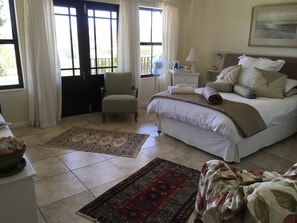 Habitación Deluxe, 1 cama Queen size | Escritorio y espacio para trabajar con laptop