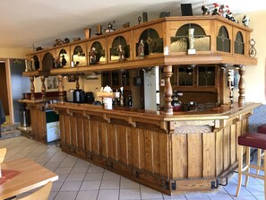 A wooden bar with multiple shelves and mirrors, equipped with various bar tools and bottles. - Pension & Gaststätte Handelshof (Schwalbach)