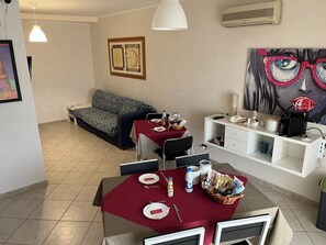 Petit déjeuner en libre-service compris tous les jours