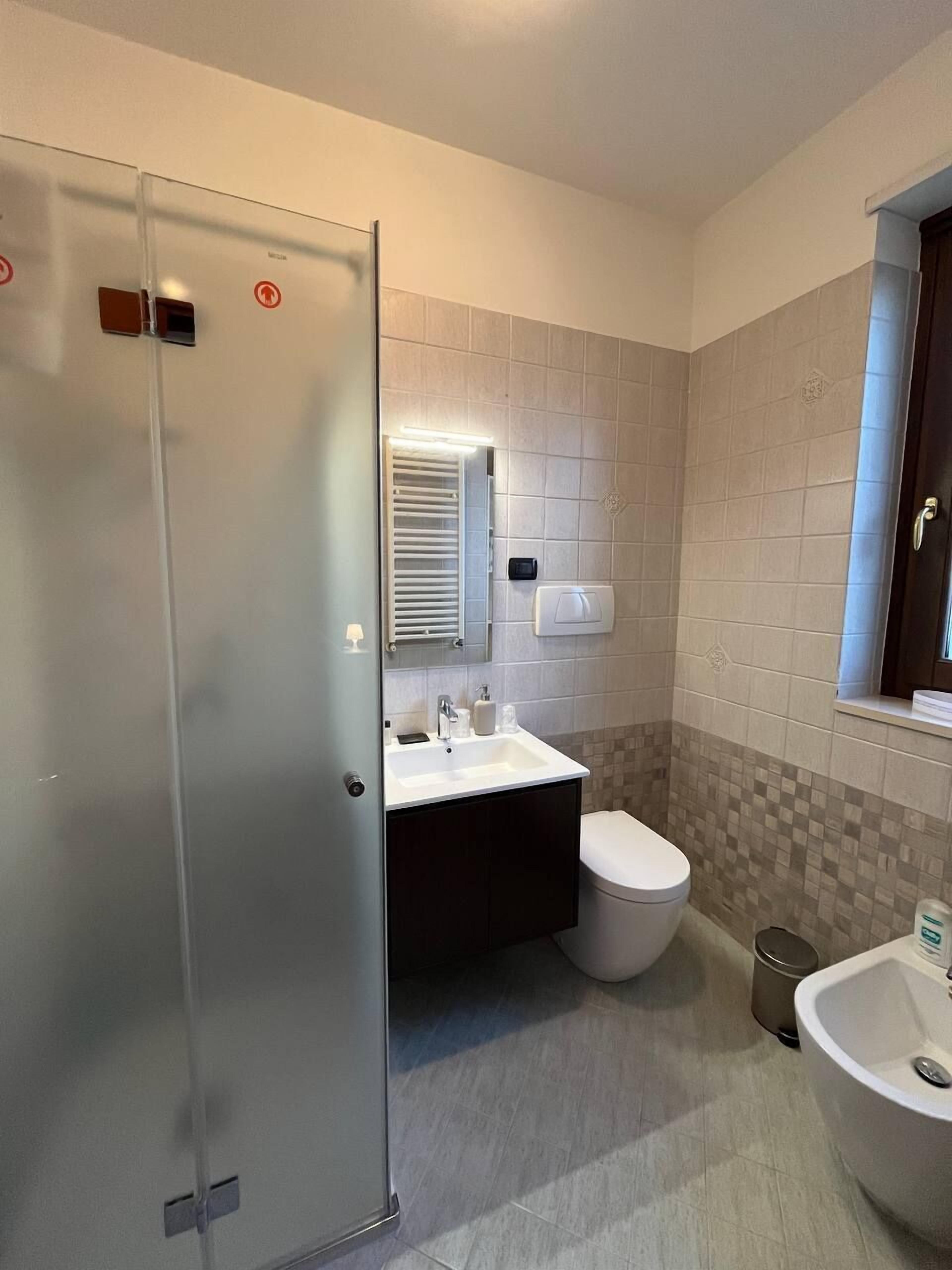 Camera Standard con letto matrimoniale o 2 letti singoli, 1 camera da letto (External Bathroom) | Bagno | Vasca, asciugacapelli, bidet, asciugamani