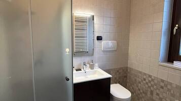 Standard Double or Twin Room, 1 Bedroom (External Bathroom) | Bathroom | Bathtub, hair dryer, bidet, towels