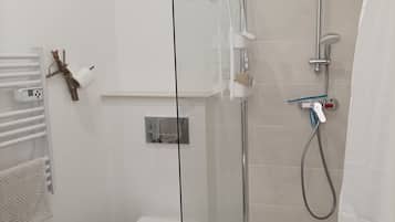 Chambre Double Classique, salle de bains privée | Salle de bain | Douche, serviettes fournies