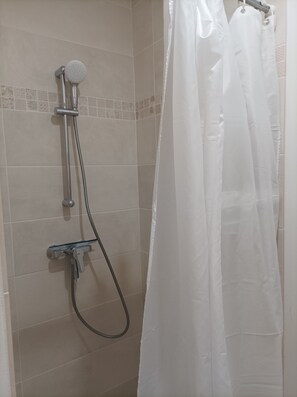 Classic Double Room, Private Bathroom | Bathroom | Shower, towels - 1001 Ocres (Apt)