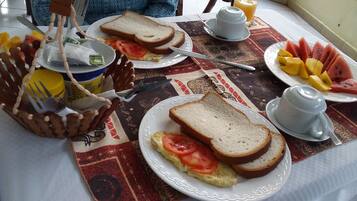Frühstück, Mittagessen, Abendessen, lokale und internationale Küche
