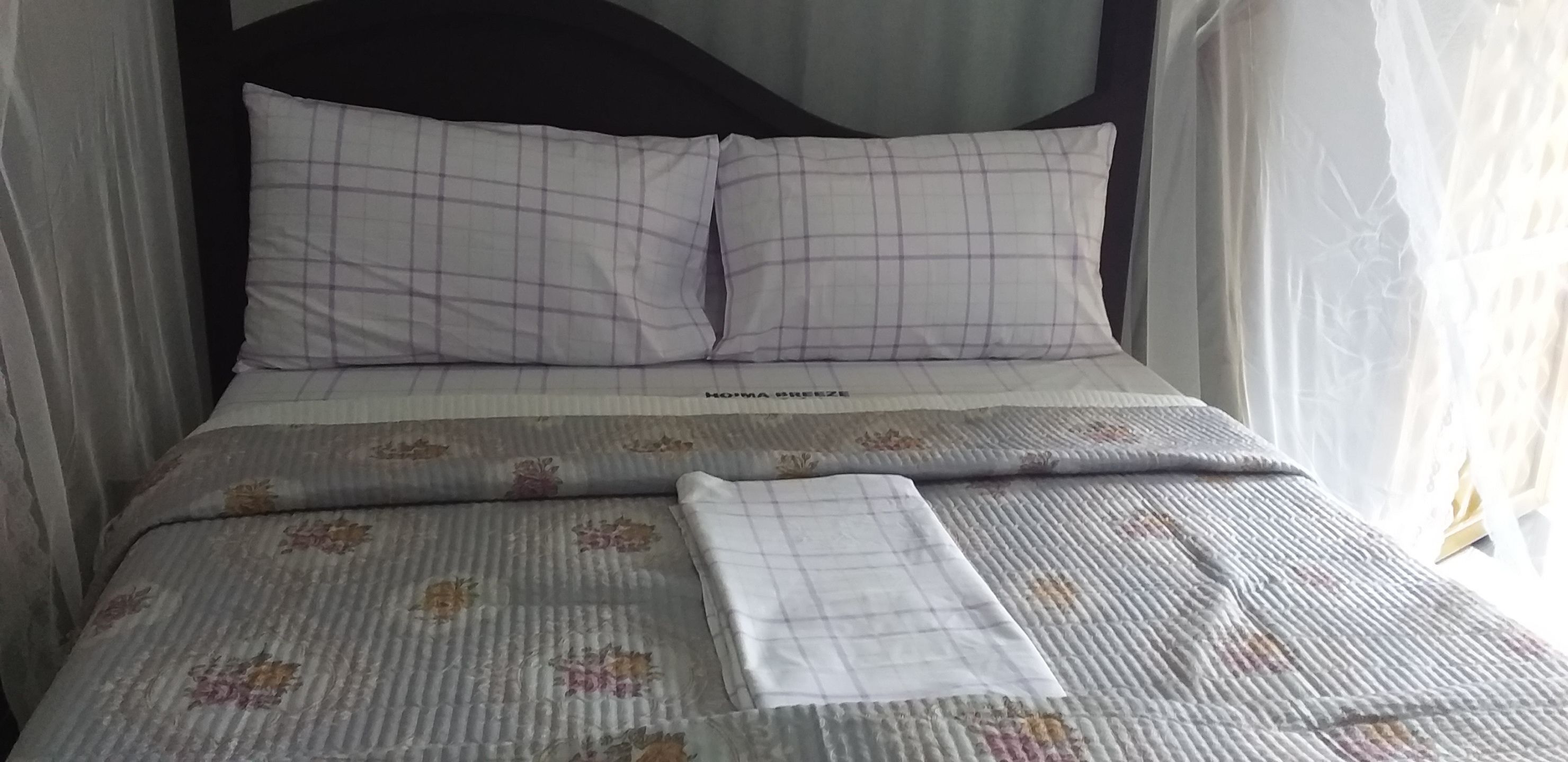 Escritorio, cortinas blackout, wifi gratis y ropa de cama 