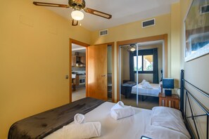 1 chambre, fer et planche à repasser, accès au Wi-Fi (inclus)