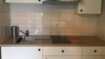 Een koelkast, een microgolfoven, een kookplaat