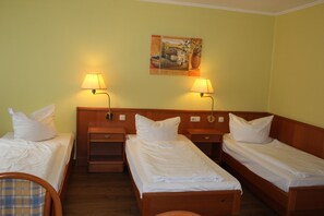 Driepersoonskamer | Individueel gedecoreerd, een bureau, geluiddichte muren