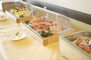 Dagelijks ontbijtbuffet (EUR 12.9 per persoon)