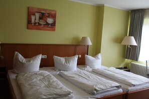 Individually decorated, desk, soundproofing, iron/ironing board - Rasthaus Hotel Schackendorf (Schackendorf)