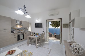 Appartement, 1 chambre | Cuisine privée | Grand réfrigérateur, micro-ondes, four, plaque de cuisson