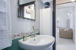 Appartement, 1 chambre | Lavabo de la salle de bain