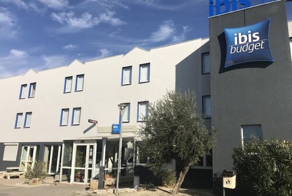 A modern building with a sign for 'ibis budget'.