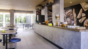 Petit déjeuner buffet (6.60 EUR par personne)