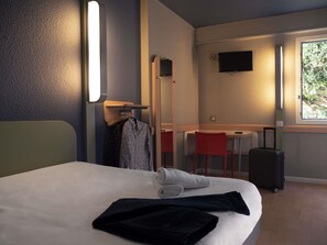 Doppelzimmer | Schreibtisch, laptopgeeigneter Arbeitsplatz, schallisolierte Zimmer